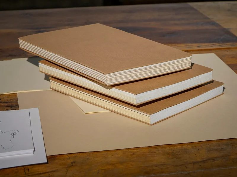 Album rilegati a mano con copertina naturale e fogli da disegno color crema